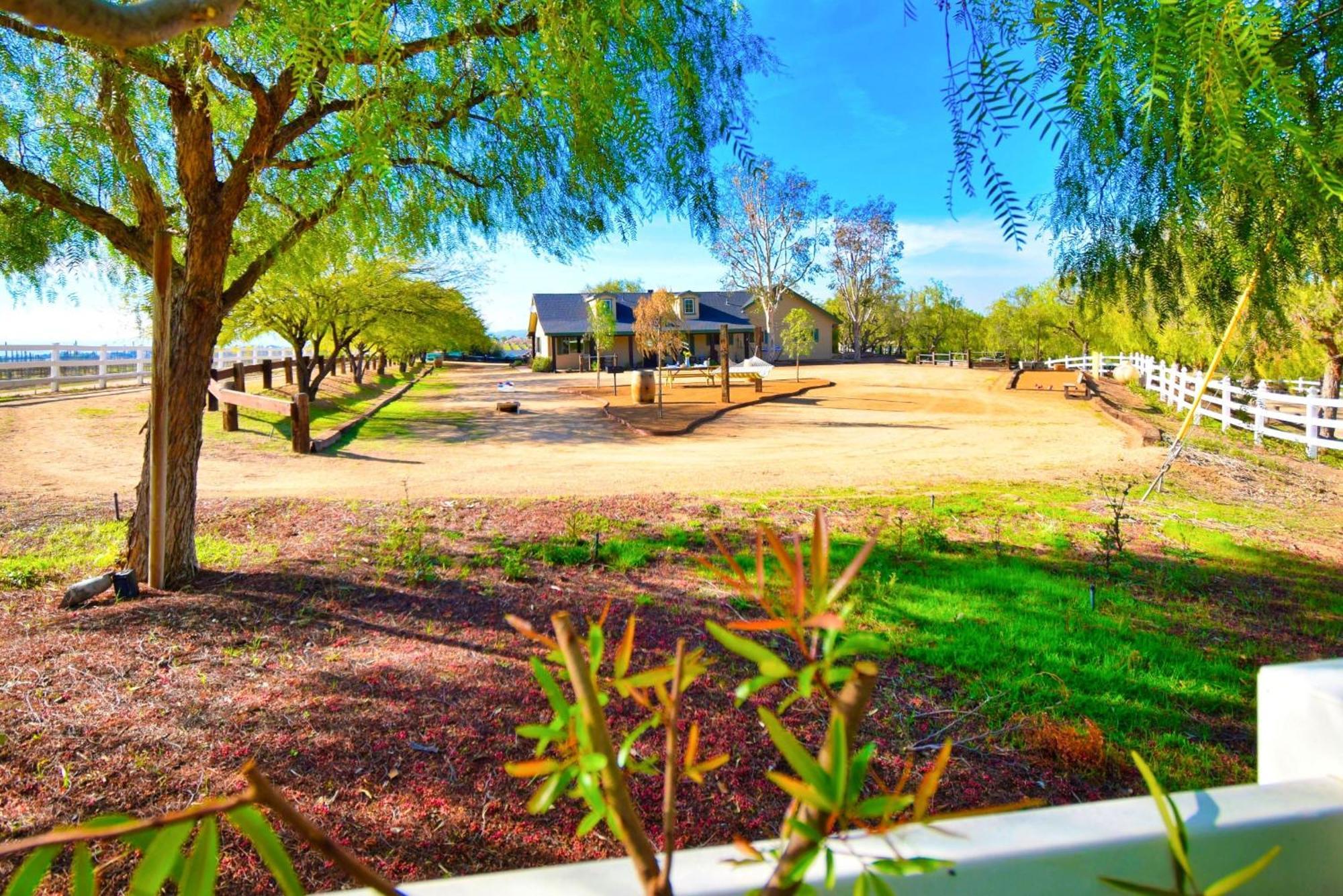 Peppertree Lane Ranch -- Seven-Acre Ranch In The Heart Of Wine Country Hotel Temecula Bagian luar foto